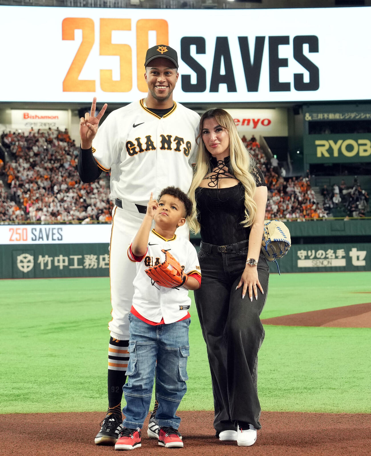 家族と記念撮影に納まる巨人ライデル・マルティネス（撮影・たえ見朱実）
