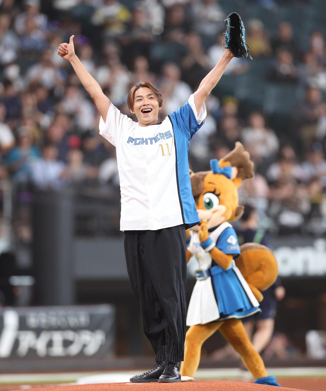 日本ハム対オリックス　ファーストピッチセレモニーで投球する純烈の白川裕二郎（撮影・黒川智章）