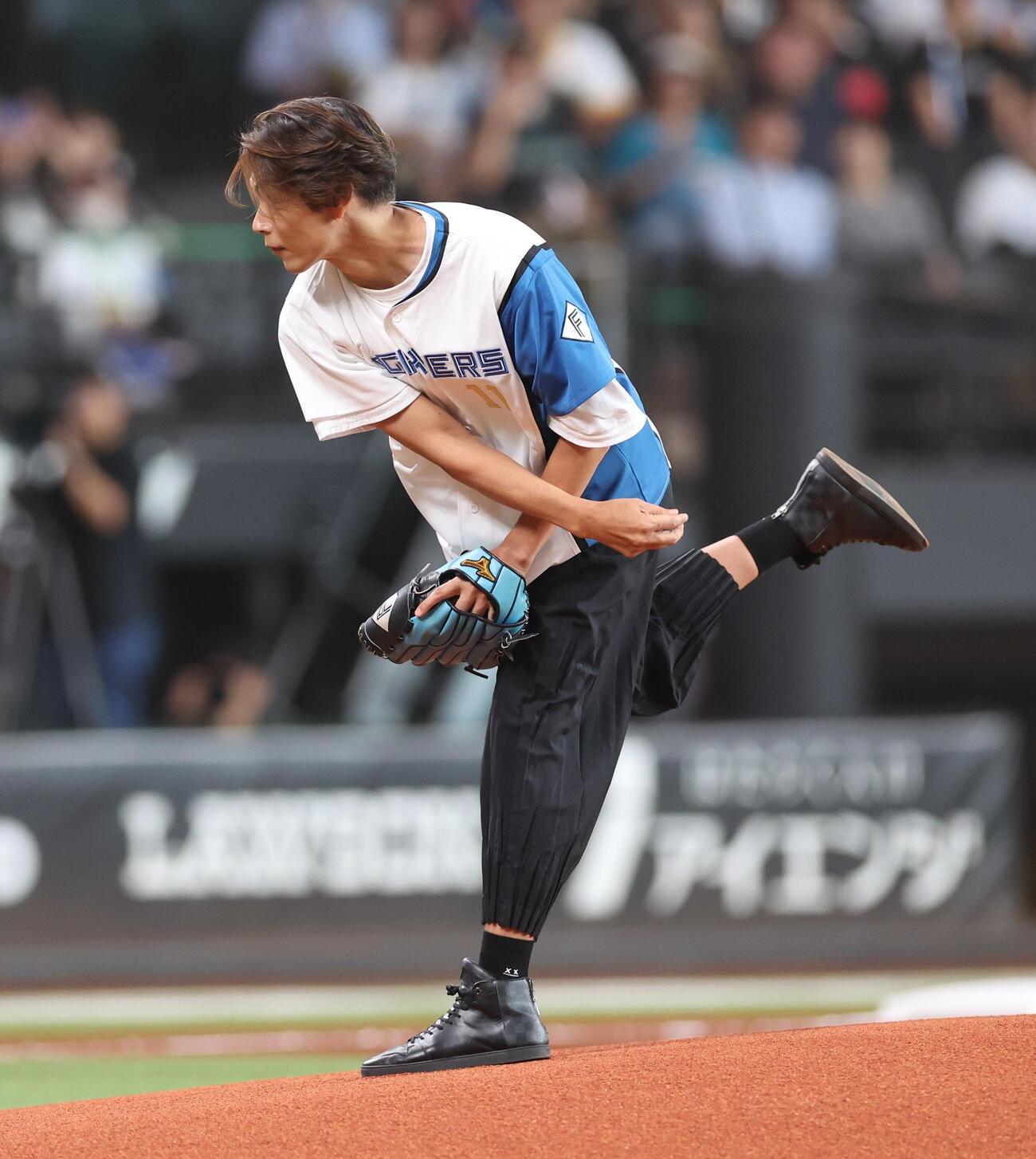 日本ハム対オリックス　ファーストピッチセレモニーで投球する純烈の白川裕二郎（撮影・黒川智章）