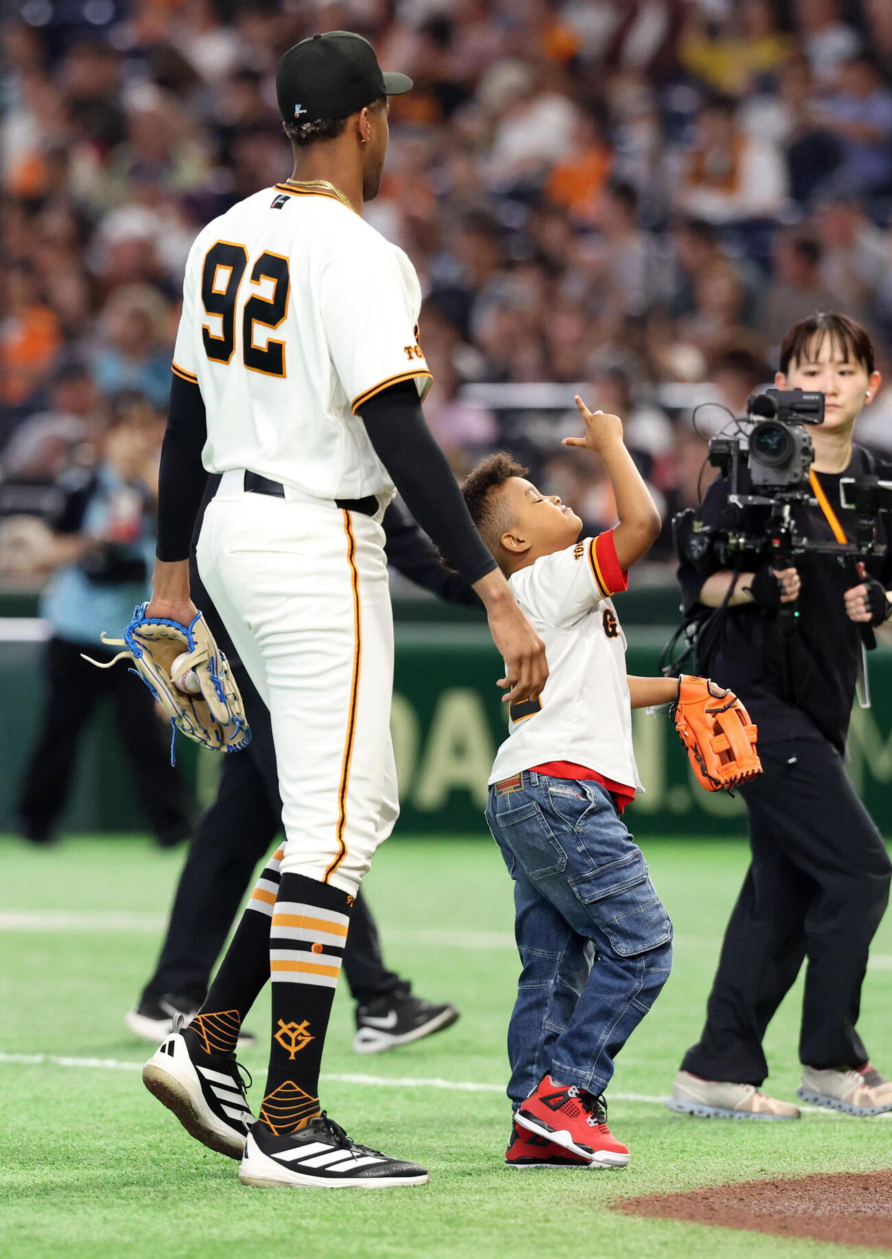 巨人対中日　セレモニアルピッチに登場した巨人ライデル・マルティネス（左）の長男ルーカス君は登板後ポーズを決める（撮影・浅見桂子）
