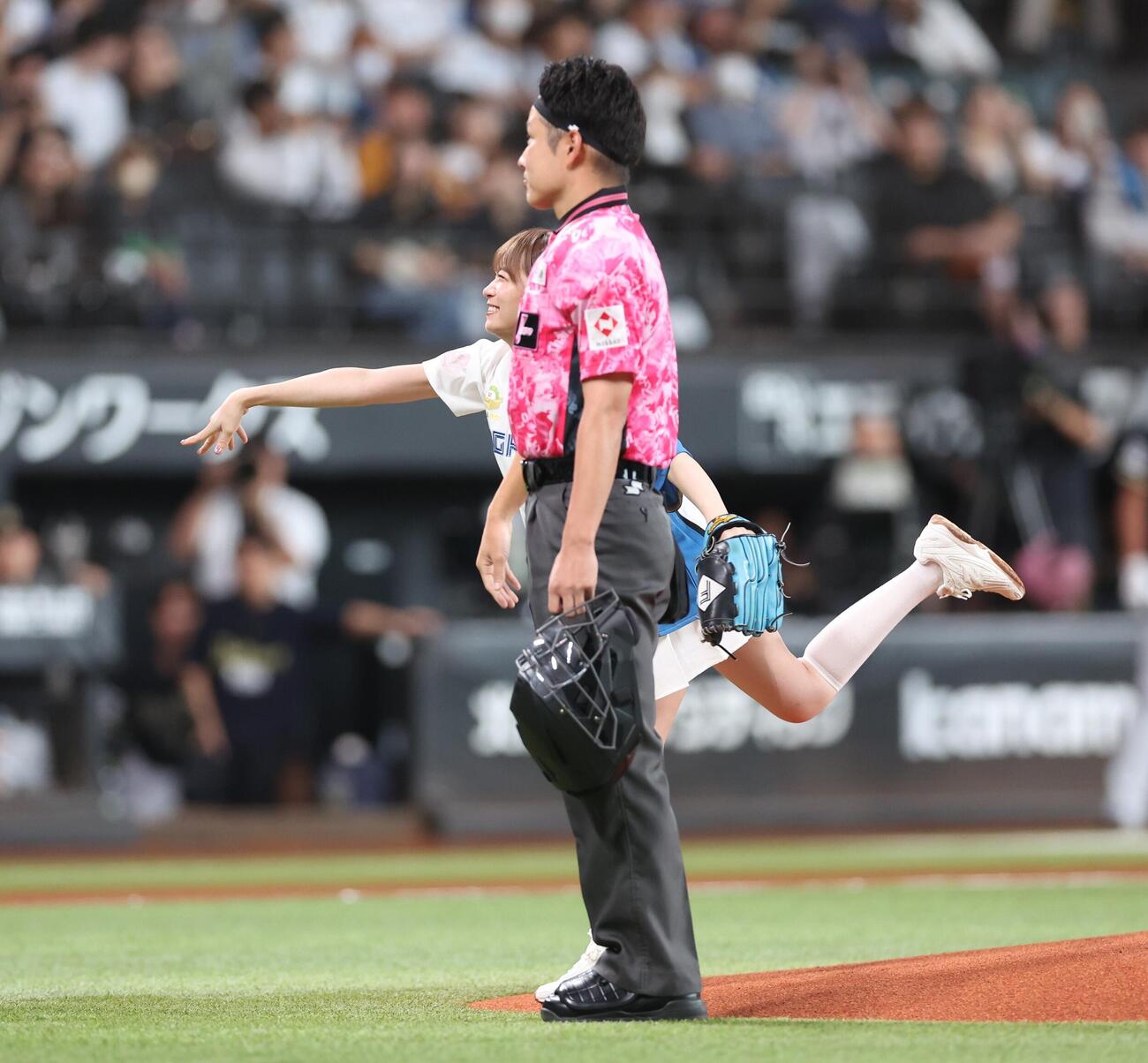 日本ハム対オリックス　始球式に登場の秋元真夏（撮影・黒川智章）