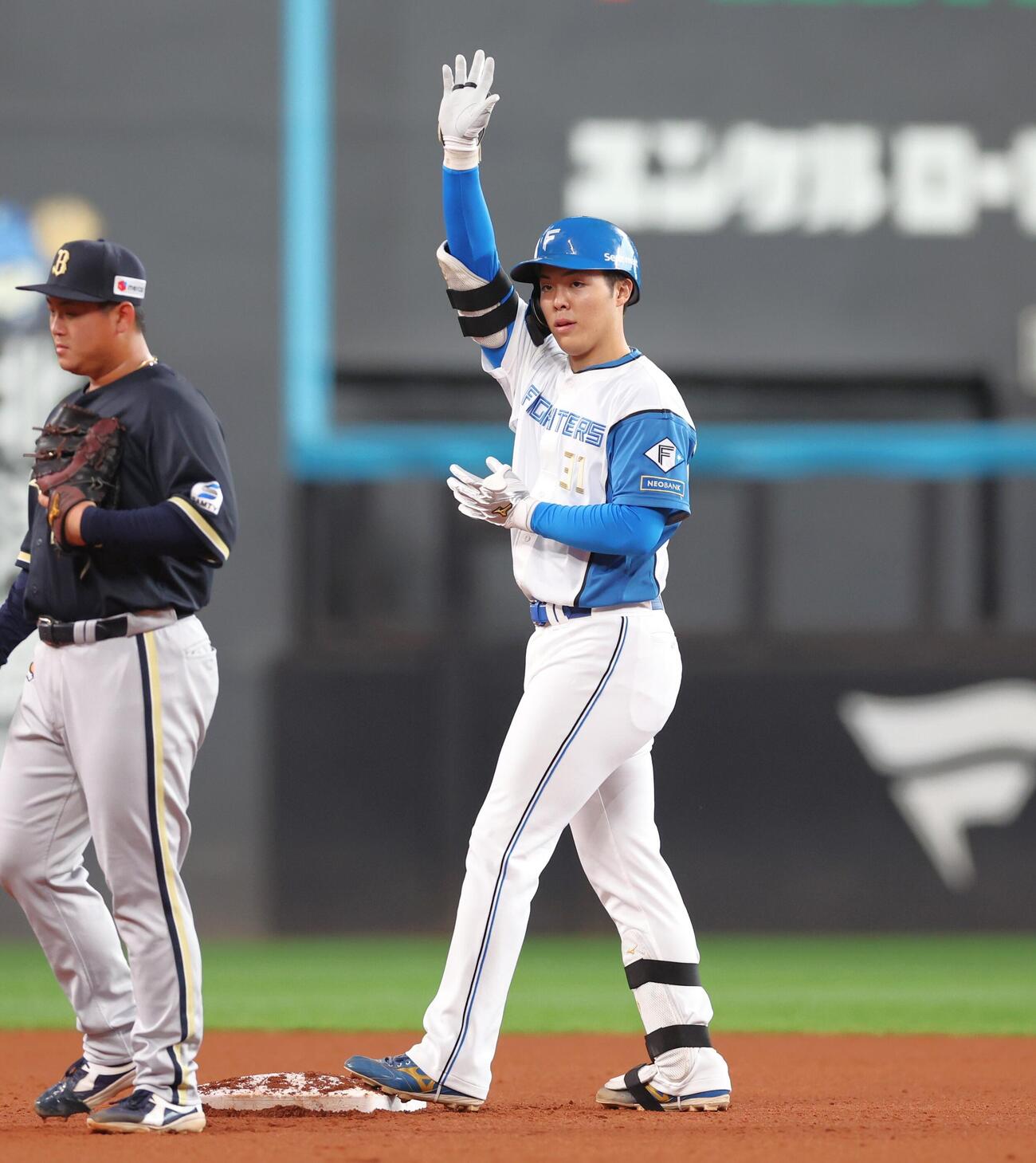 日本ハム対オリックス　4回裏日本ハム無死、二塁打を放つ柴田獅子（撮影・黒川智章）