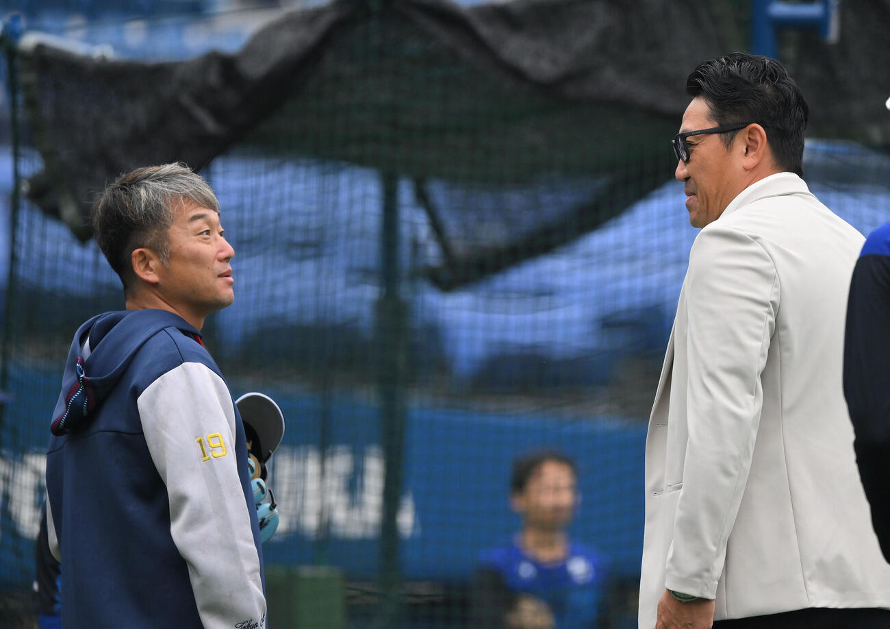 DeNA対ヤクルト　今季で引退するヤクルト石川雅規（左）は試合前練習で内川聖一氏と話す（撮影・滝沢徹郎）