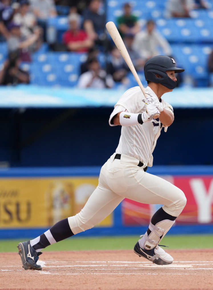 明大対東大　1回表明大無死一、三塁、内海優太は右適時打を放つ（撮影・小沢裕）♯東京・神宮球場　東京6大学野球秋季リーグ戦　