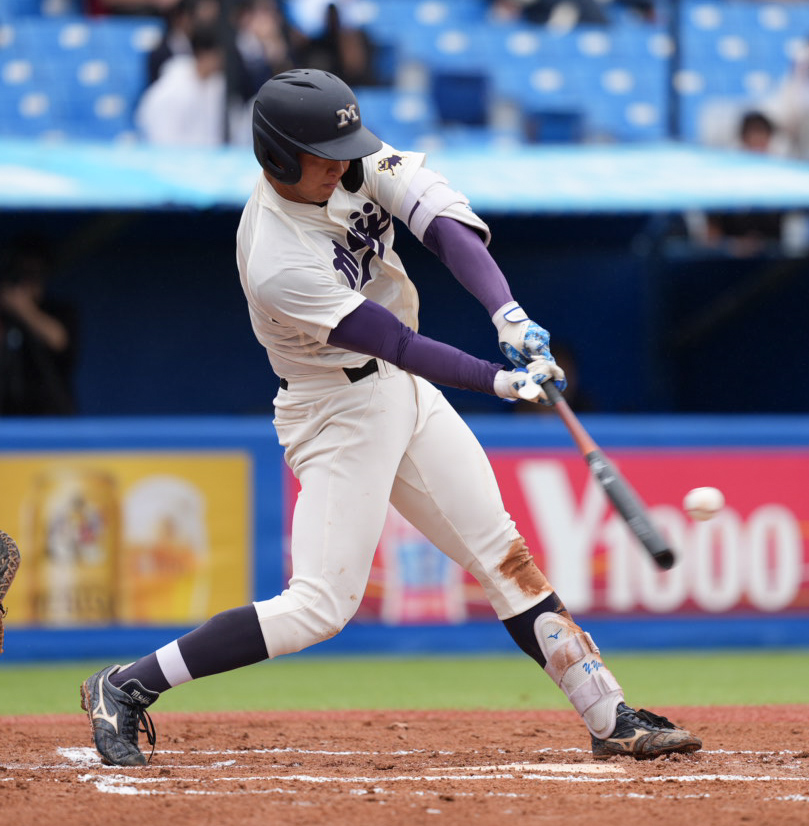 明大対東大　6回表明大2死二塁、中野竣介は左適時二塁打を放つ（撮影・小沢裕）♯東京・神宮球場　東京6大学野球秋季リーグ戦　