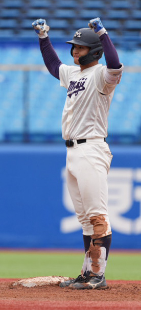 明大対東大　6回表明大2死二塁、中野竣介は左適時二塁打を放ちガッツポーズ（撮影・小沢裕）♯東京・神宮球場　東京6大学野球秋季リーグ戦　