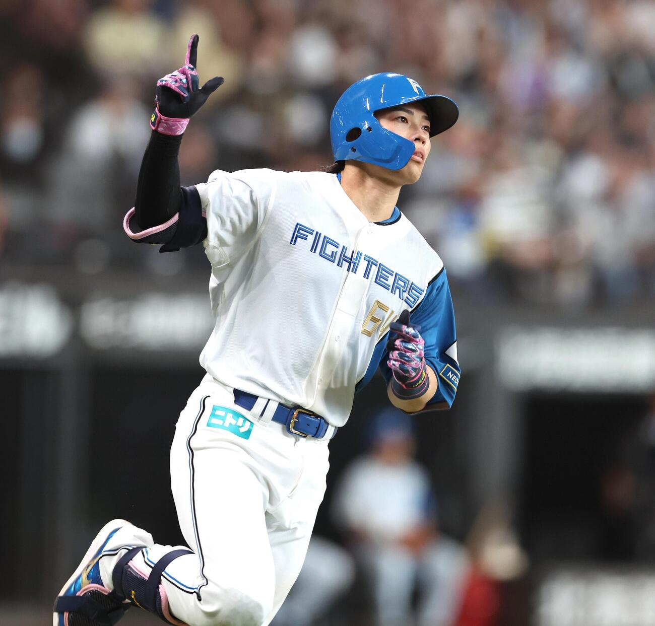 日本ハム対オリックス　4回裏日本ハム無死二塁、2点本塁打を放ちポーズをとる田宮裕涼（撮影・黒川智章）