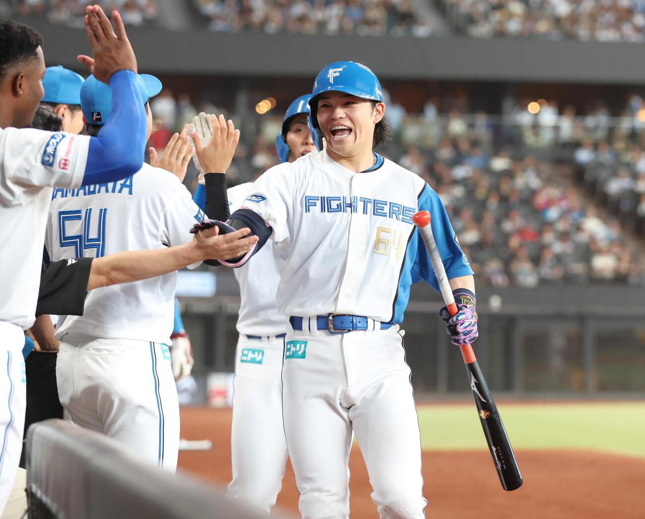 日本ハム対オリックス　4回裏、2点本塁打を放ちナインに出迎えられる田宮裕涼（撮影・黒川智章）