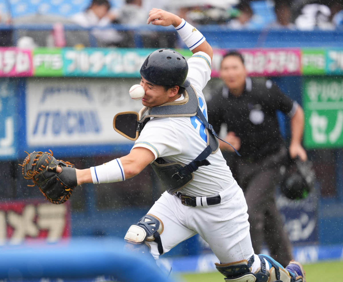 明大対東大　9回表明大無死、東大・大山寛人捕手は激しい雨が降るなか吉田翔輝の自軍ベンチ前への邪飛を捕球できず。グラウンドに跳ね返ったボールが鼻に当たった（撮影・小沢裕）♯東京・神宮球場　東京6大学野球秋季リーグ戦　＝2026年9月19日