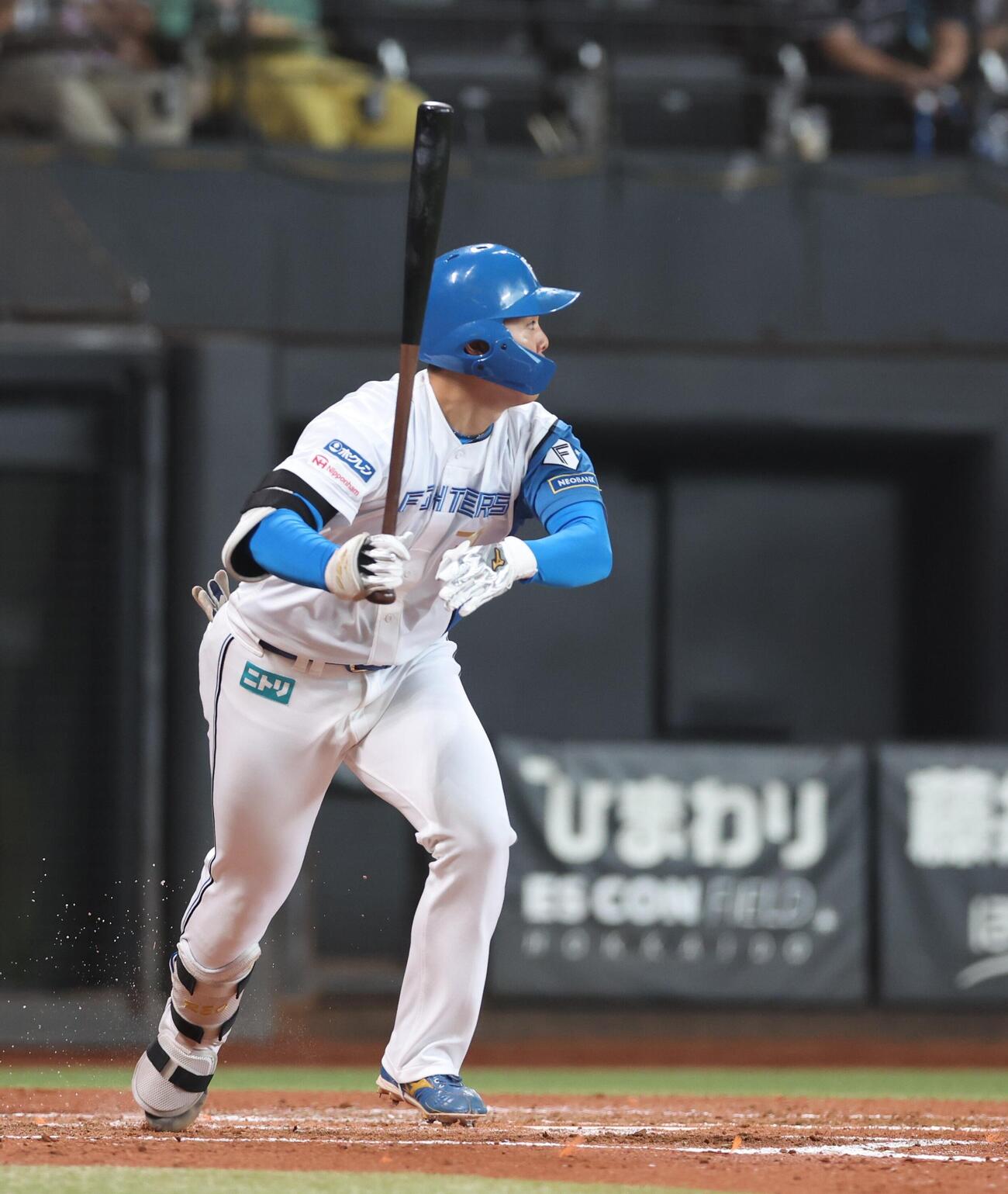 日本ハム対オリックス　4回裏日本ハム無死、二塁打を放つ柴田獅子（撮影・黒川智章）