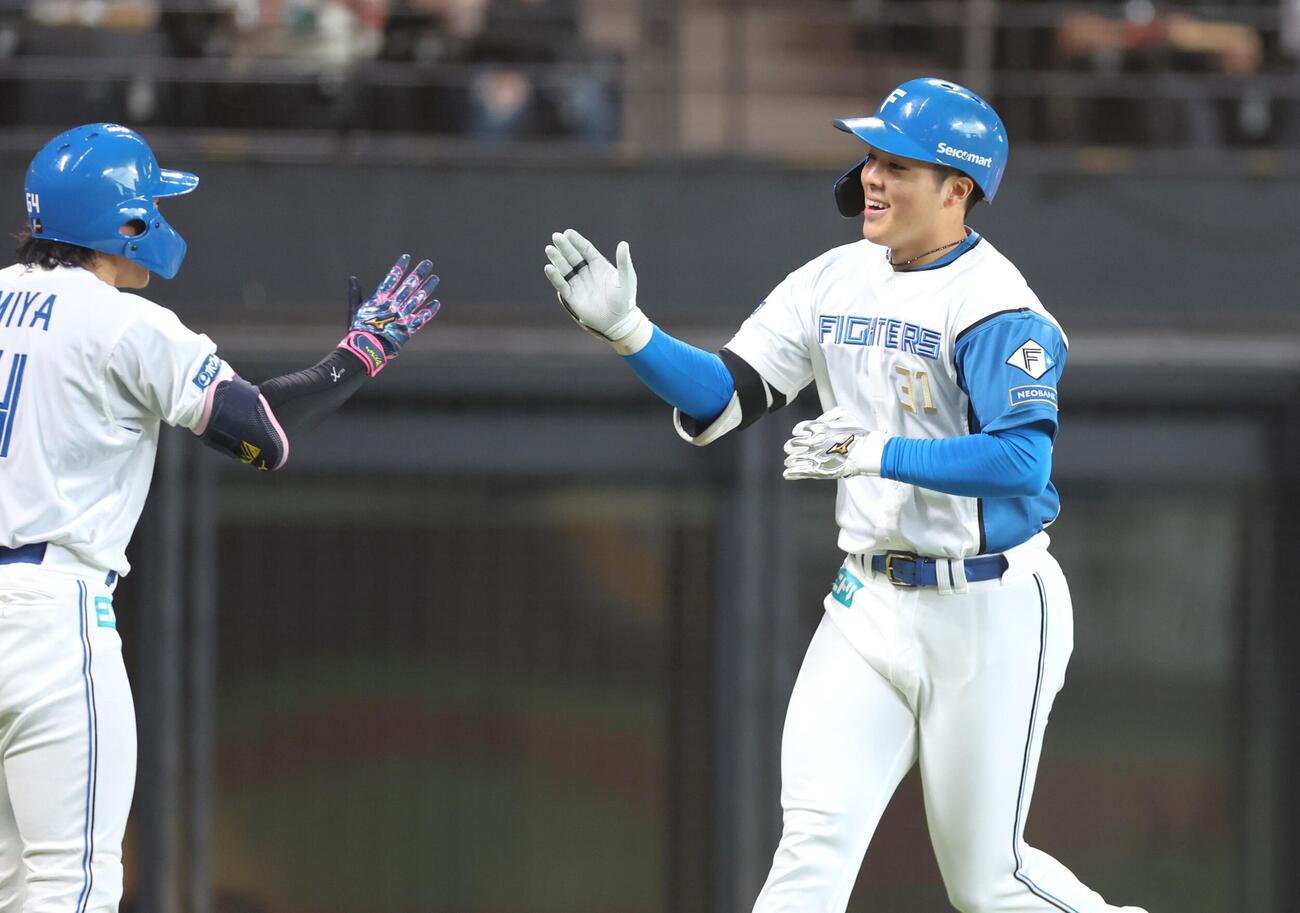 日本ハム対オリックス　6回裏日本ハム無死、本塁打を放ち笑顔で生還する柴田獅子（撮影・黒川智章）