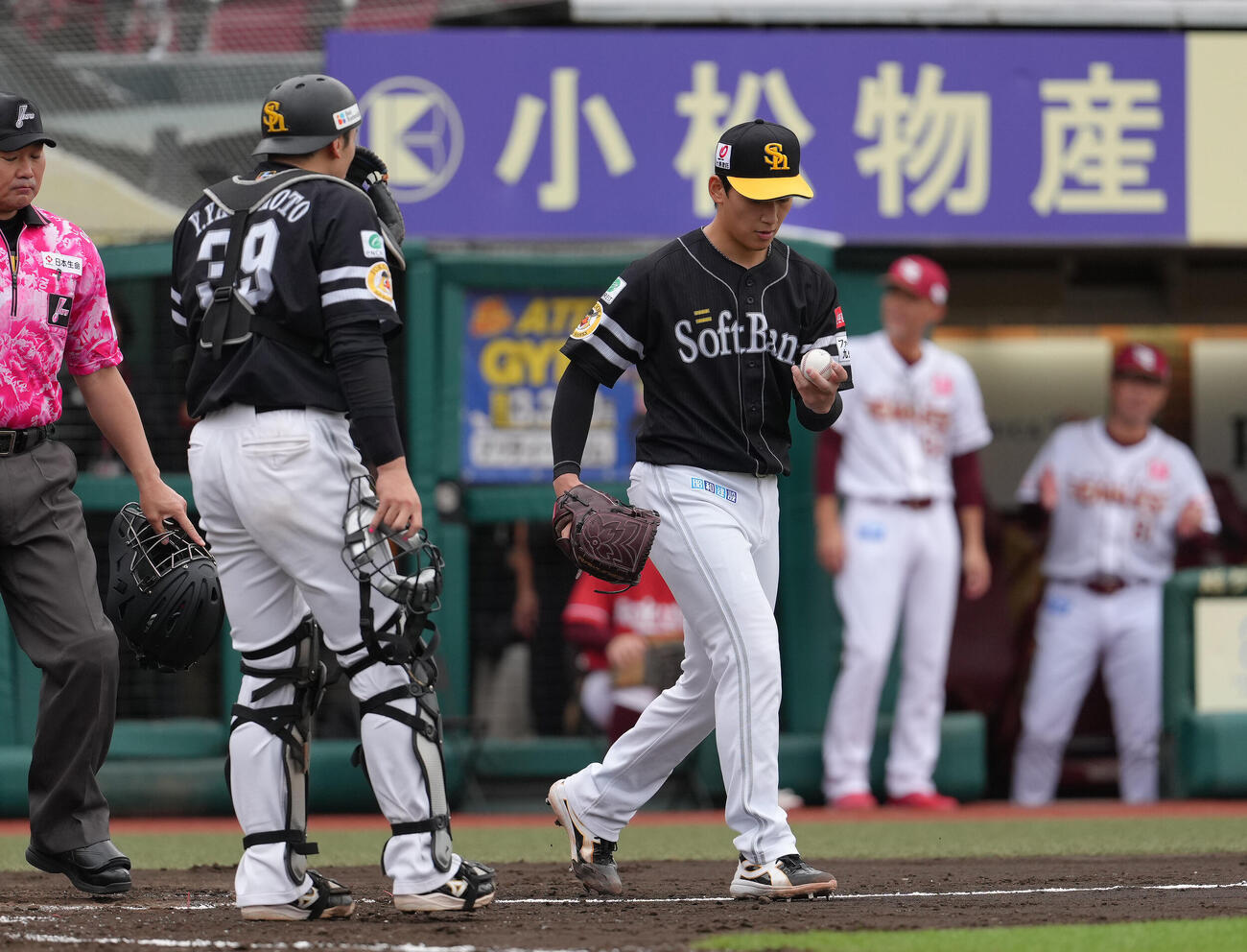 楽天対ソフトバンク　3回裏楽天1死満塁、村林一輝に中犠飛を浴びた前田悠伍（右）（撮影・足立雅史）