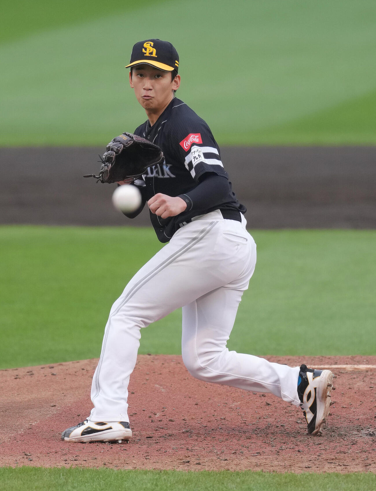 楽天対ソフトバンク　4回裏楽天1死、太田光の打球に好守備を見せ投ゴロとする前田悠伍（撮影・足立雅史）