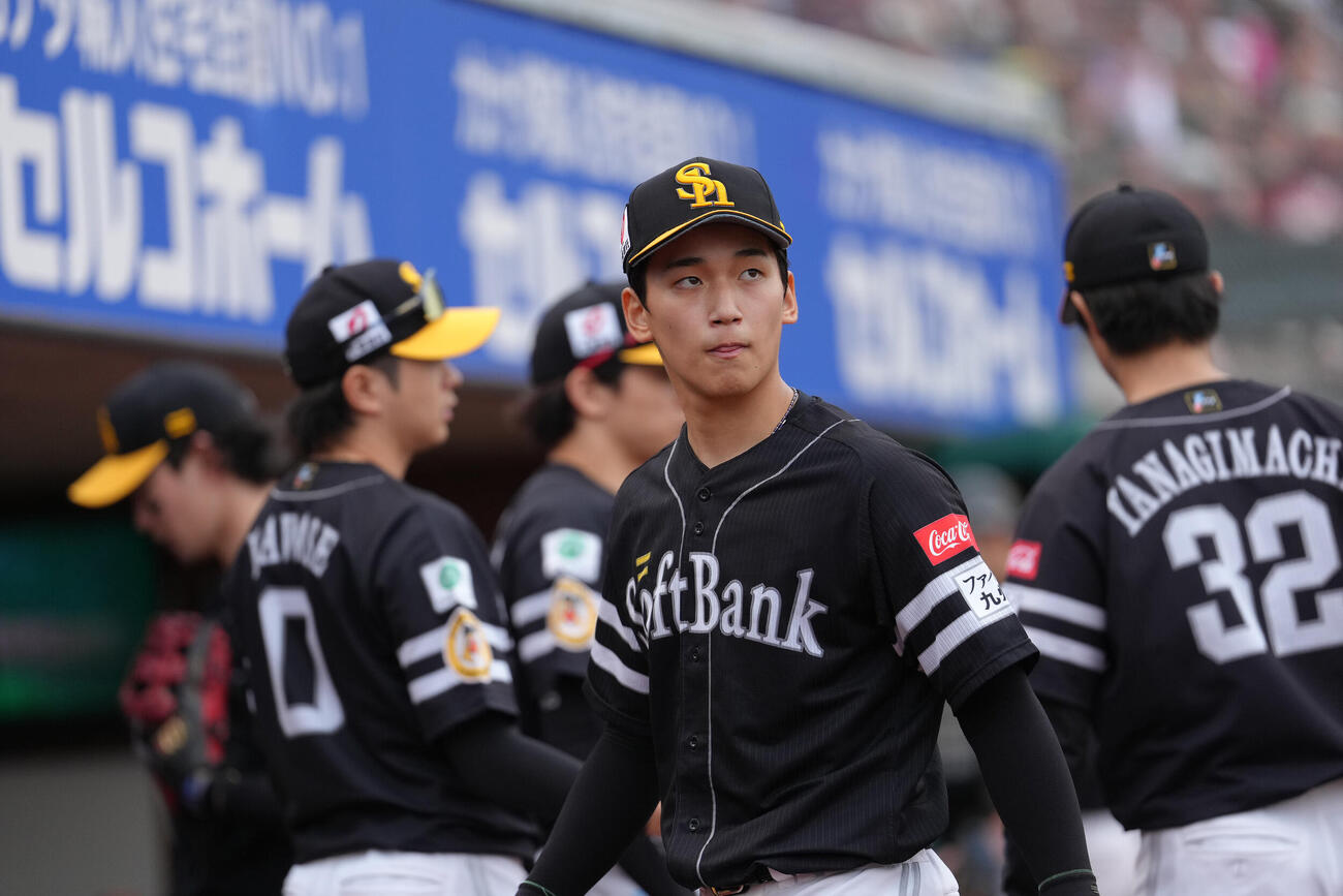 楽天対ソフトバンク　5回途中、降板するソフトバンク前田悠伍（撮影・足立雅史）