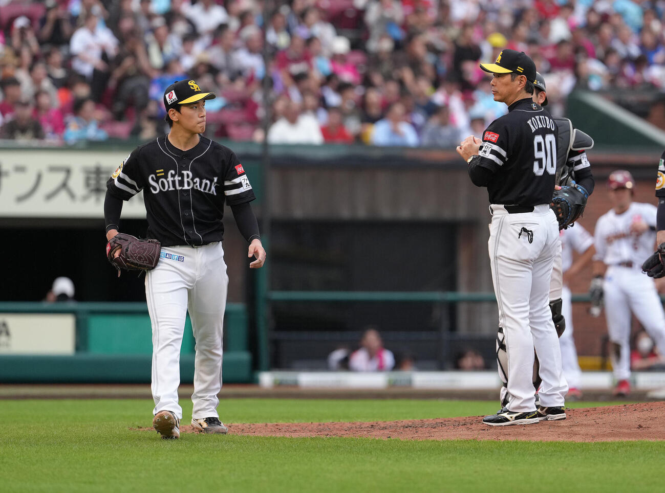 楽天対ソフトバンク　5回途中、マウンドを降りるソフトバンク前田悠伍（左）。右は小久保裕紀監督（撮影・足立雅史）