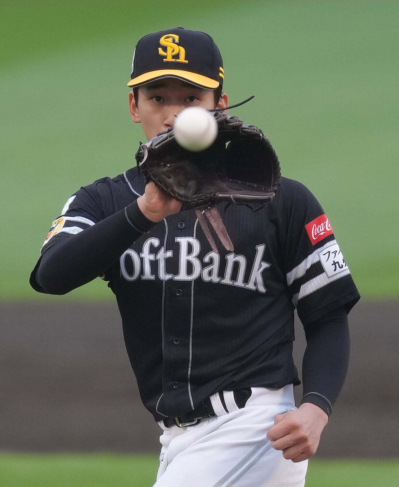 楽天対ソフトバンク　4回裏楽天1死、太田光の打球に好守備を見せ投ゴロとする前田悠伍（撮影・足立雅史）