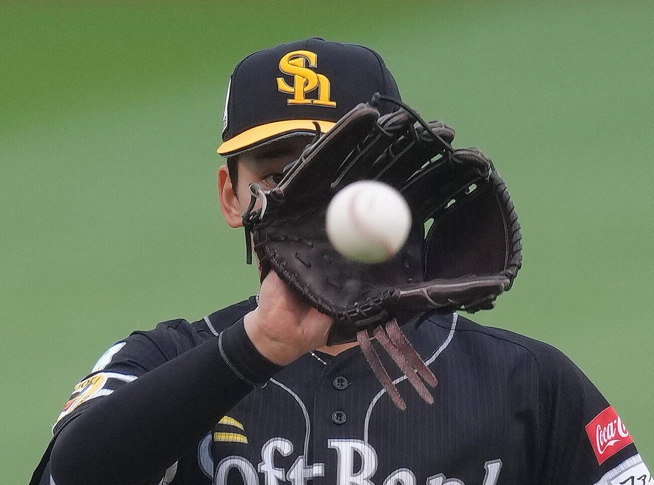 楽天対ソフトバンク　4回裏楽天1死、太田光の打球に好守備を見せ投ゴロとする前田悠伍（撮影・足立雅史）