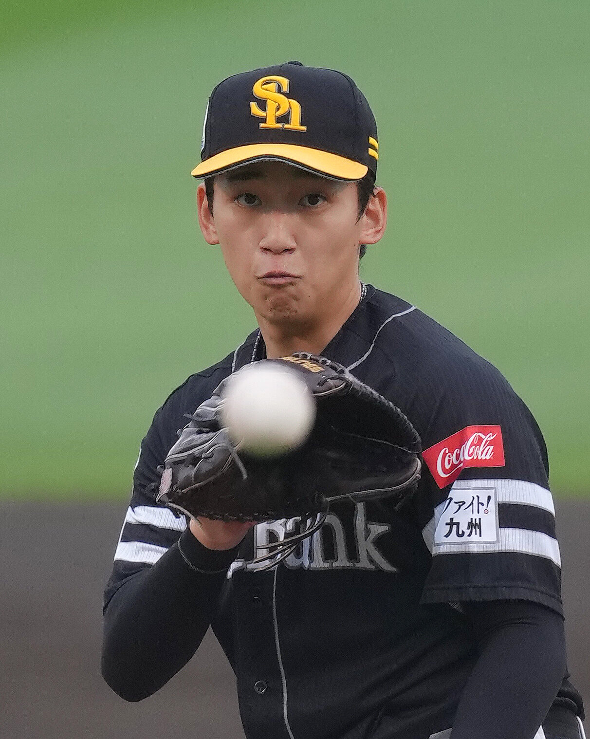 楽天対ソフトバンク　4回裏楽天1死、太田光の打球に好守備を見せ投ゴロとする前田悠伍（撮影・足立雅史）