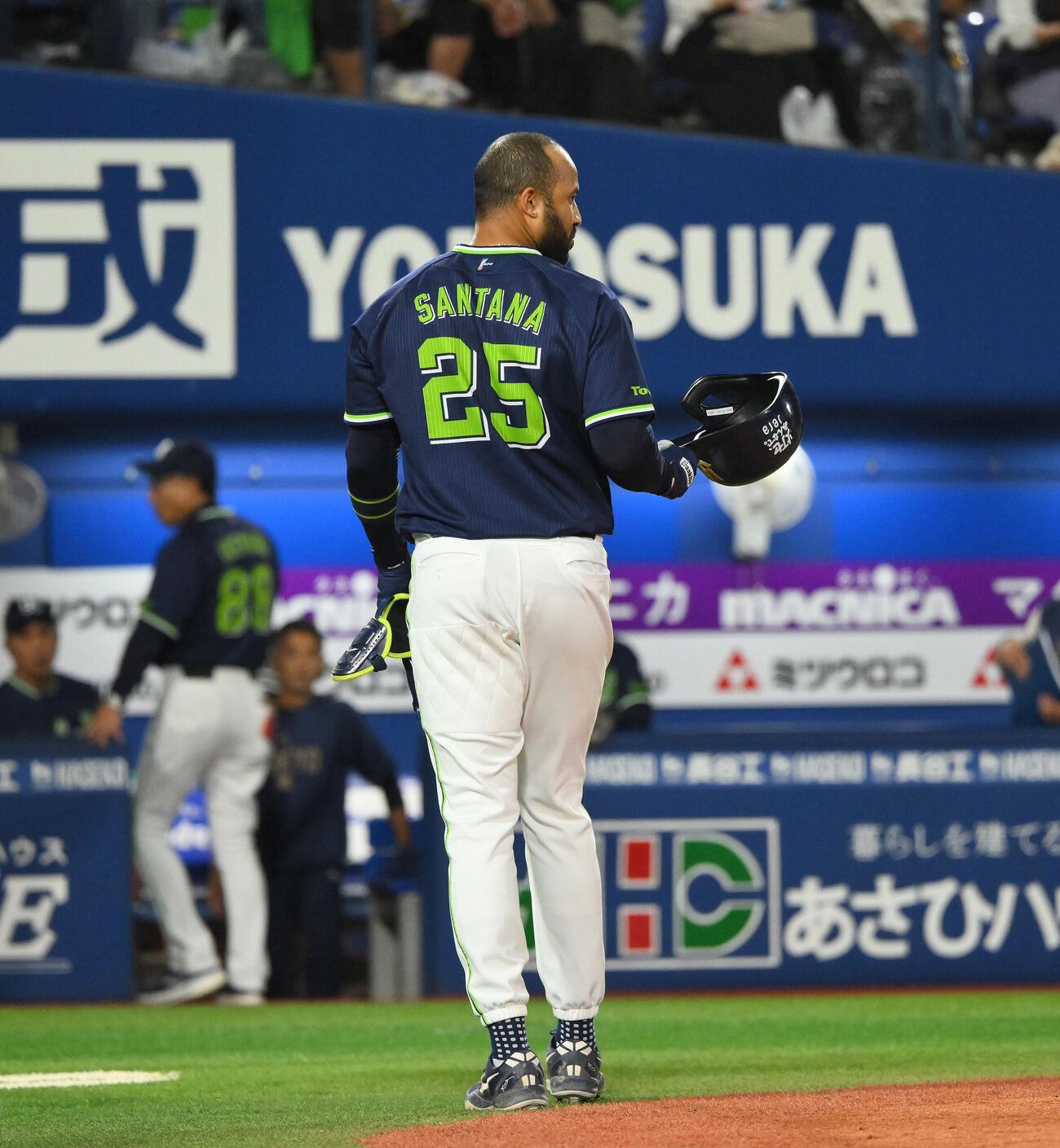 DeNA対ヤクルト　8回表ヤクルト1死二塁、ドミンゴ・サンタナは先制適時打を放つも折れたバットが松尾汐恩に当たり心配そうに見つめる（撮影・滝沢徹郎）