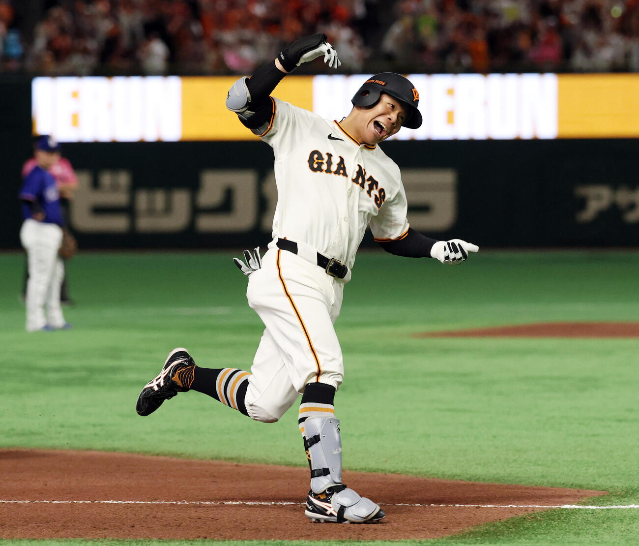 巨人対中日　6回裏巨人無死一塁、佐々木俊輔は2点本塁打を放ちポーズで三塁を回る（撮影・浅見桂子）