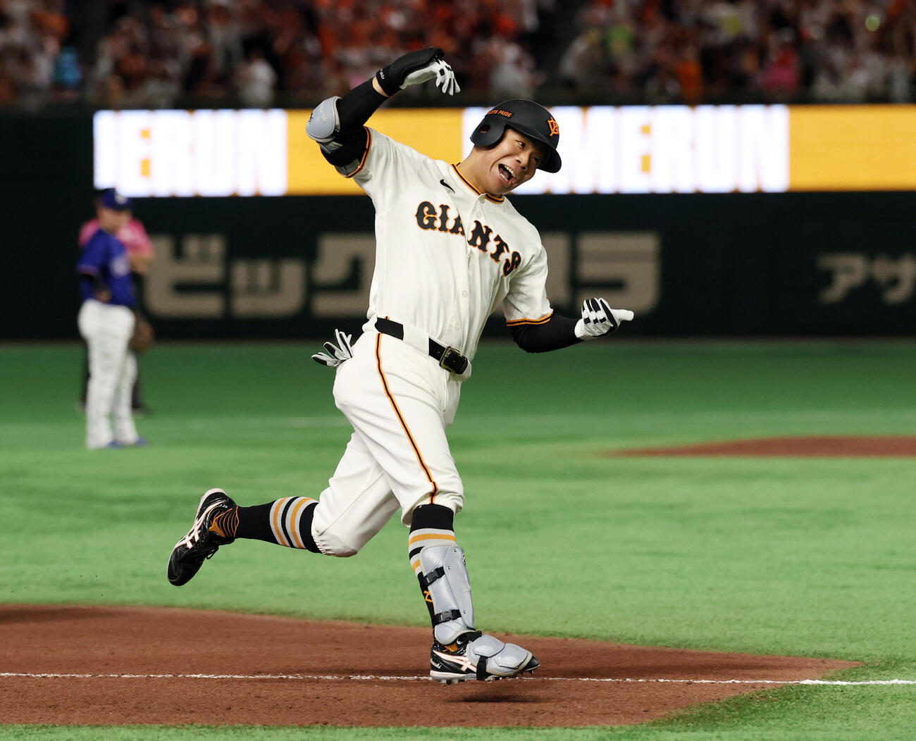 巨人対中日　6回裏巨人無死一塁、佐々木俊輔は2点本塁打を放ちポーズで三塁を回る（撮影・浅見桂子）