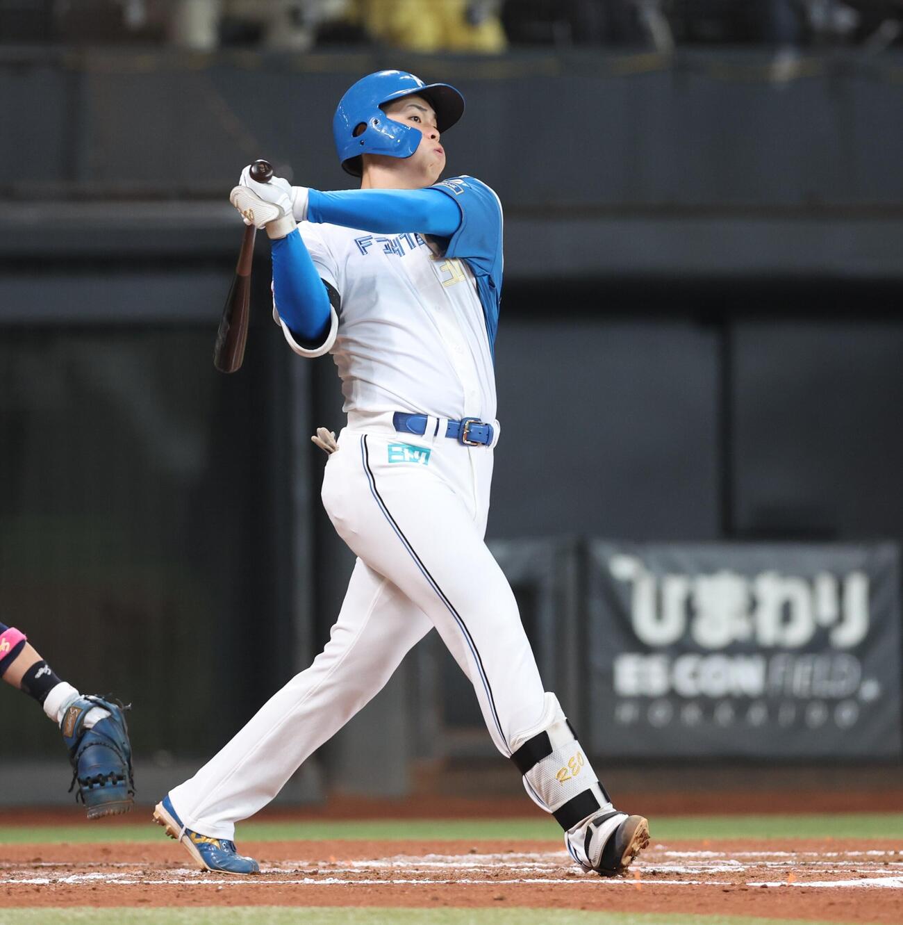 日本ハム対オリックス　6回裏日本ハム無死、本塁打を放つ柴田獅子（撮影・黒川智章）