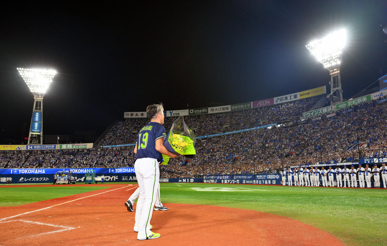 DeNA対ヤクルト　試合後、今季で引退するヤクルト石川雅規はDeNAの選手やファンにあいさつする（撮影・滝沢徹郎）