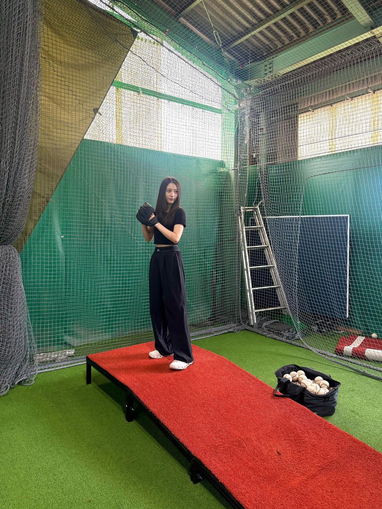 ファーストピッチに向けて練習する谷本安美
