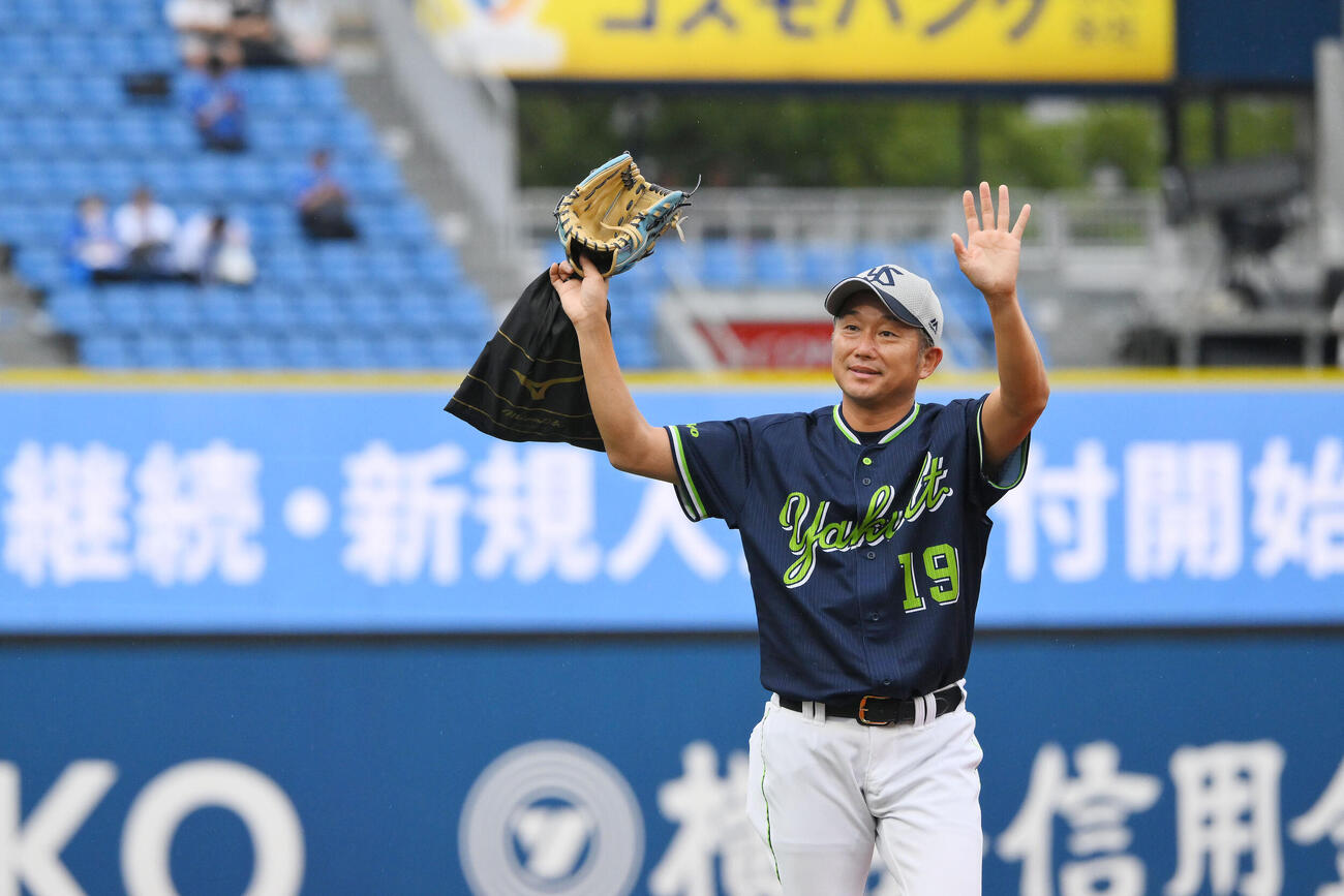 DeNA対ヤクルト　今季で引退するヤクルト石川雅規は試合前練習を終えファンに手を振る（撮影・滝沢徹郎）