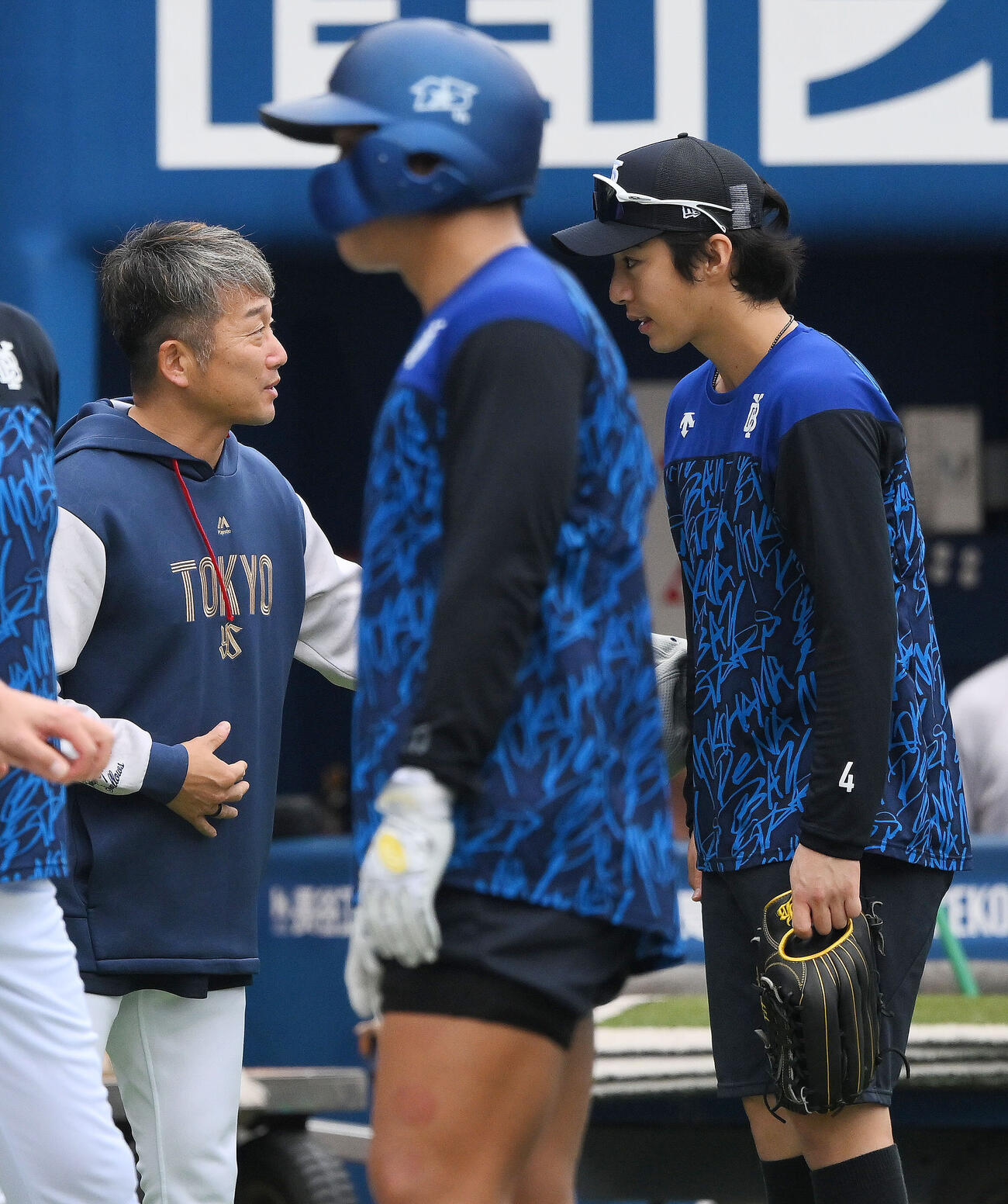 DeNA対ヤクルト　試合前練習で今季で引退するヤクルト石川雅規（左）はDeNA度会隆輝と話す（撮影・滝沢徹郎）
