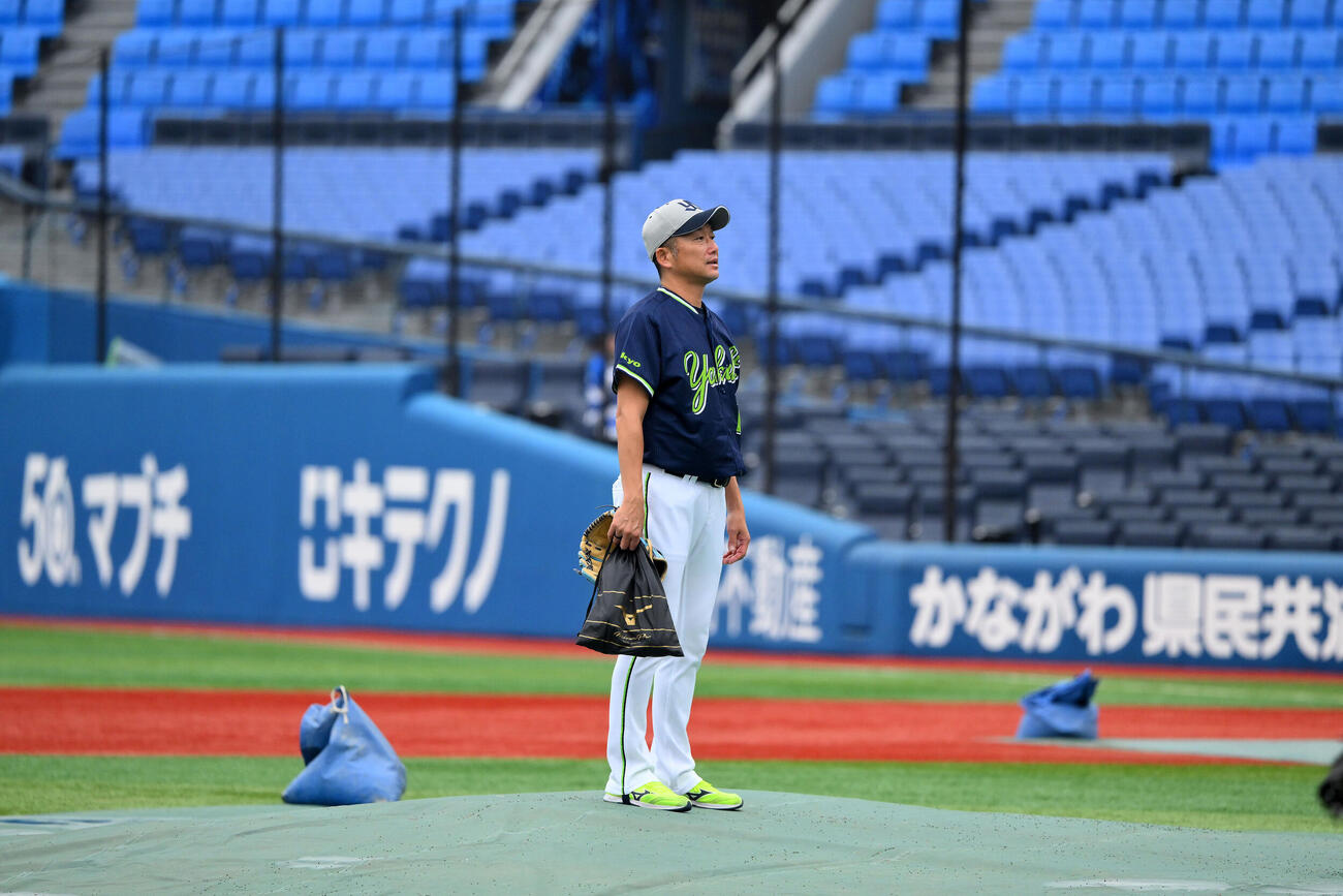 DeNA対ヤクルト　今季で引退するヤクルト石川雅規は試合前練習でマウンドに上がる（撮影・滝沢徹郎）