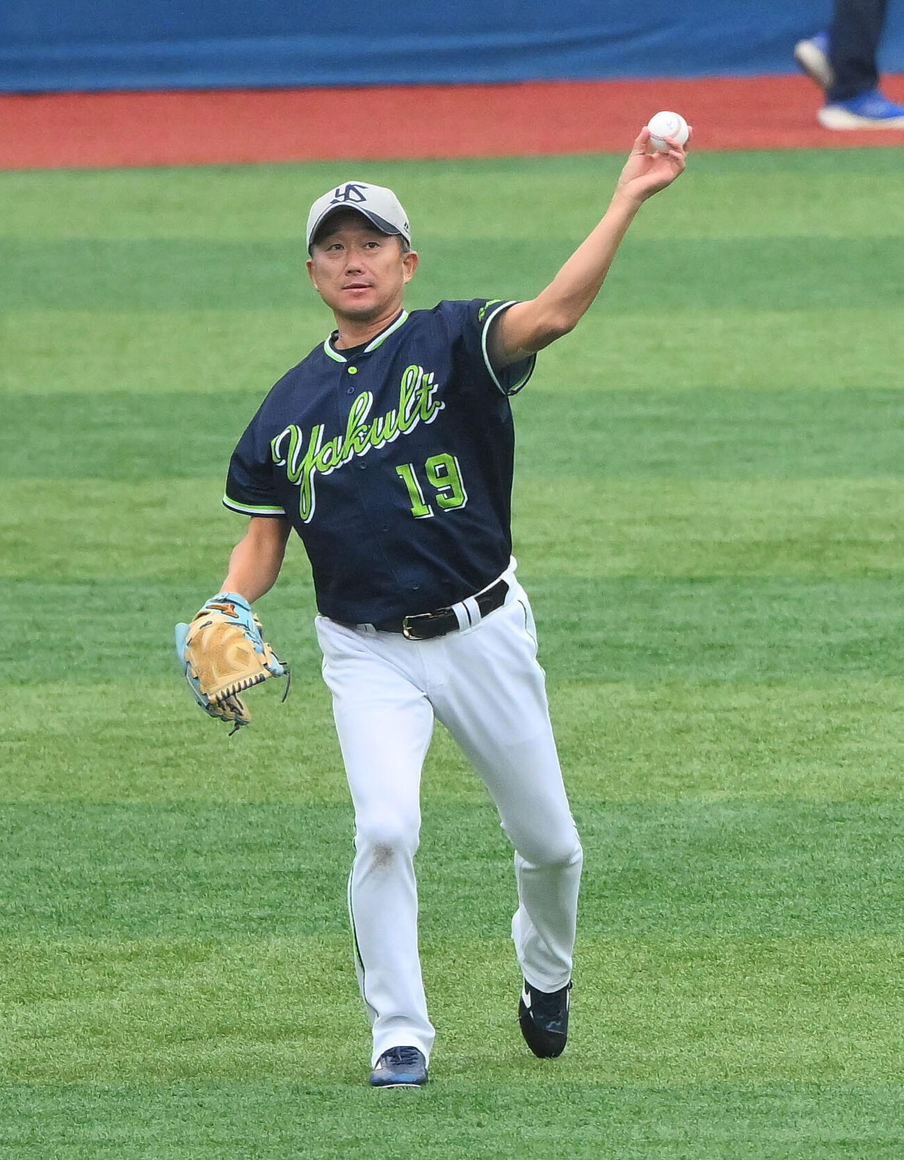 DeNA対ヤクルト　今季で引退するヤクルト石川雅規は試合前練習のキャッチボールで調整する（撮影・滝沢徹郎）