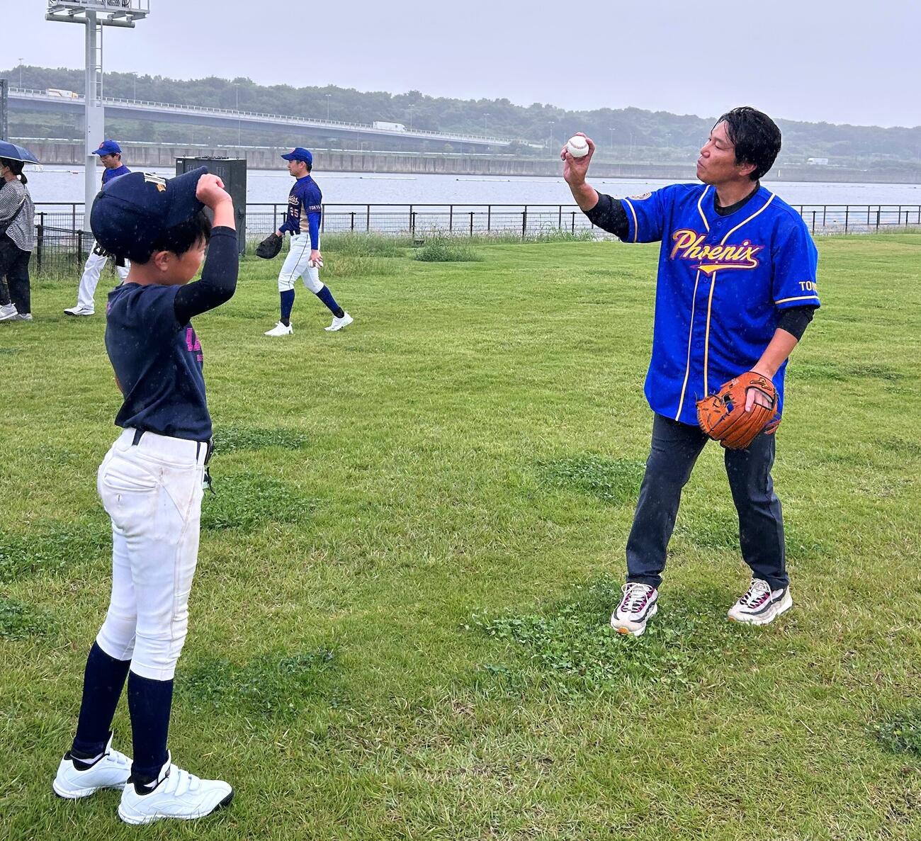「スポーツを、みんなで楽しもう！海の森ベースポールフェスタ」で野球教室を行った井端弘和氏