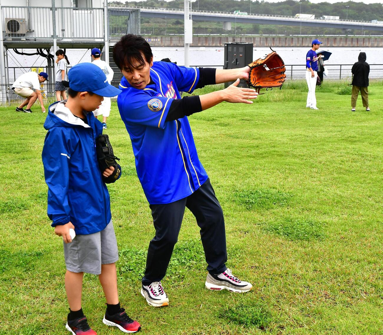 「スポーツを、みんなで楽しもう！海の森ベースポールフェスタ」で野球教室を行った井端弘和氏