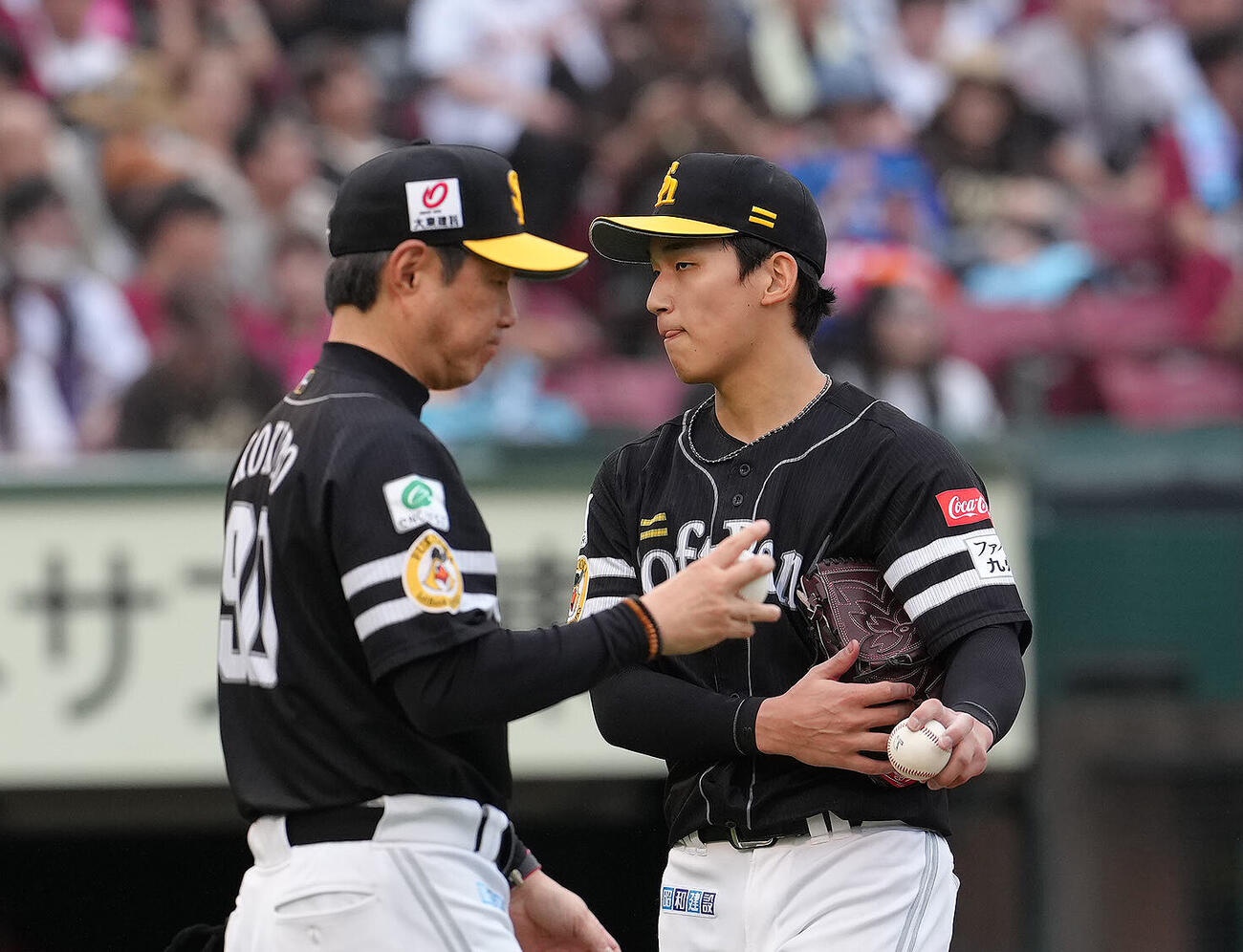 楽天対ソフトバンク　5回途中、マウンドを降りるソフトバンク前田悠伍（右）。左は小久保裕紀監督（撮影・足立雅史）