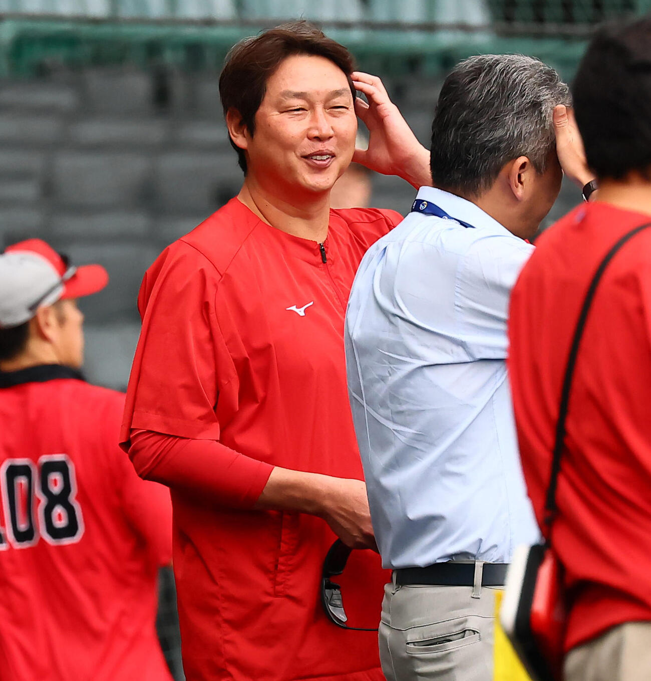 阪神対広島　練習中明るい表情を見せる広島新井貴浩監督(撮影・加藤哉）