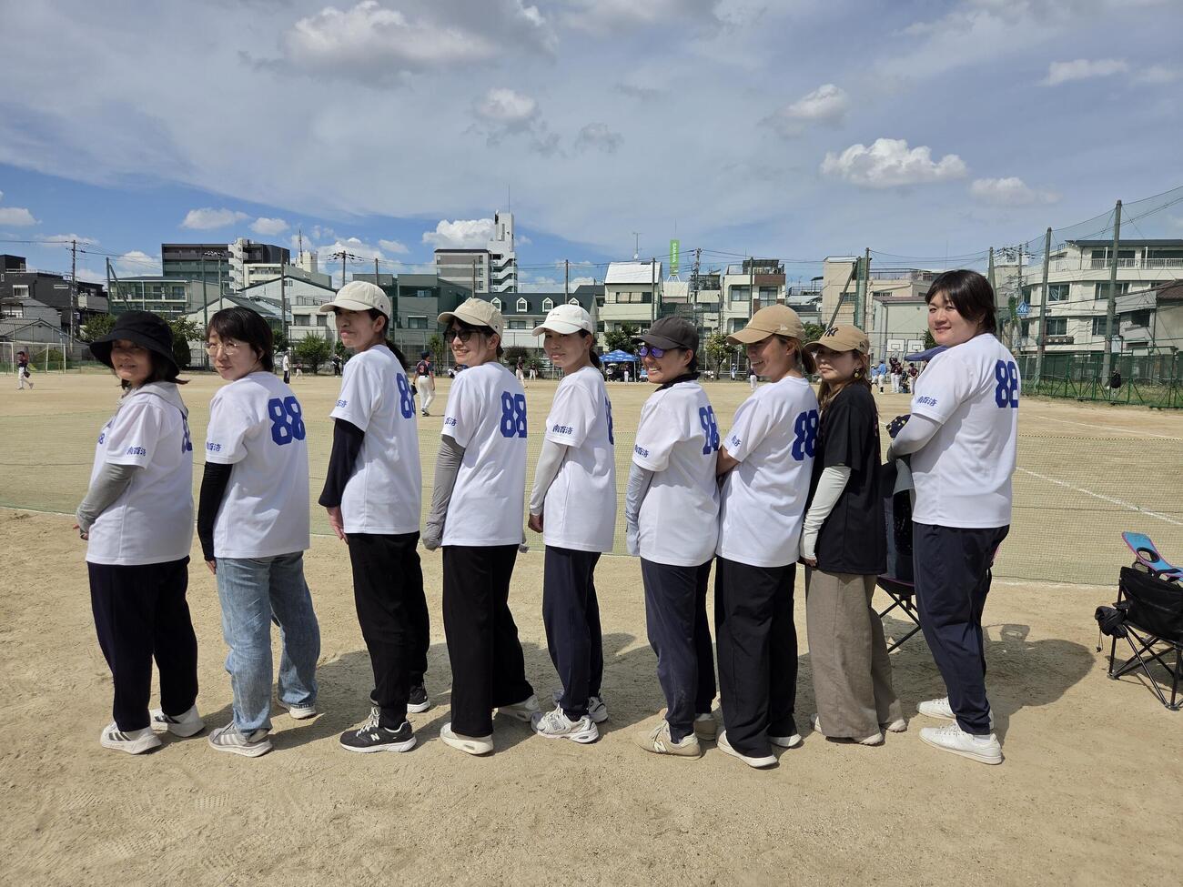 「今岡真訪杯なにわキッズソフトボール大会」に参加した南百済ファイターズでは全員が背番号88で「母の会」を結成（撮影・寺尾博和）