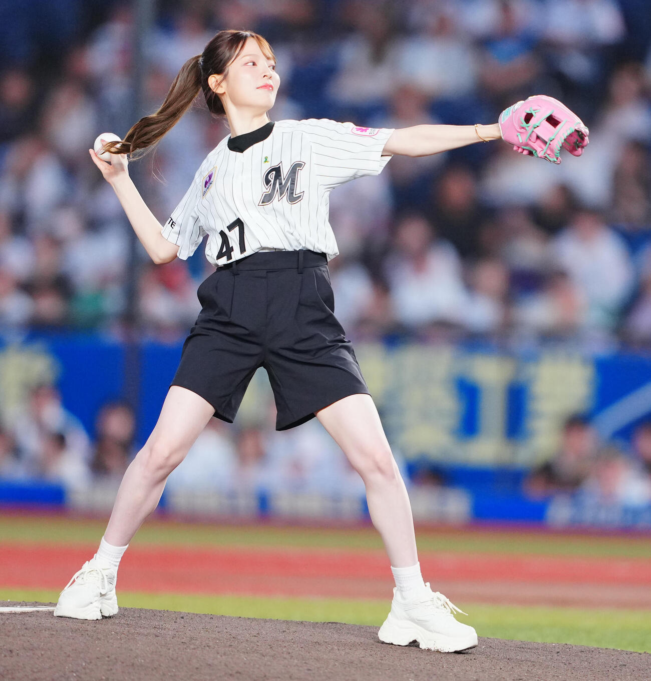 ロッテ対西武　試合前セレモニアルピッチを行う三宅絹紗（撮影・垰建太）