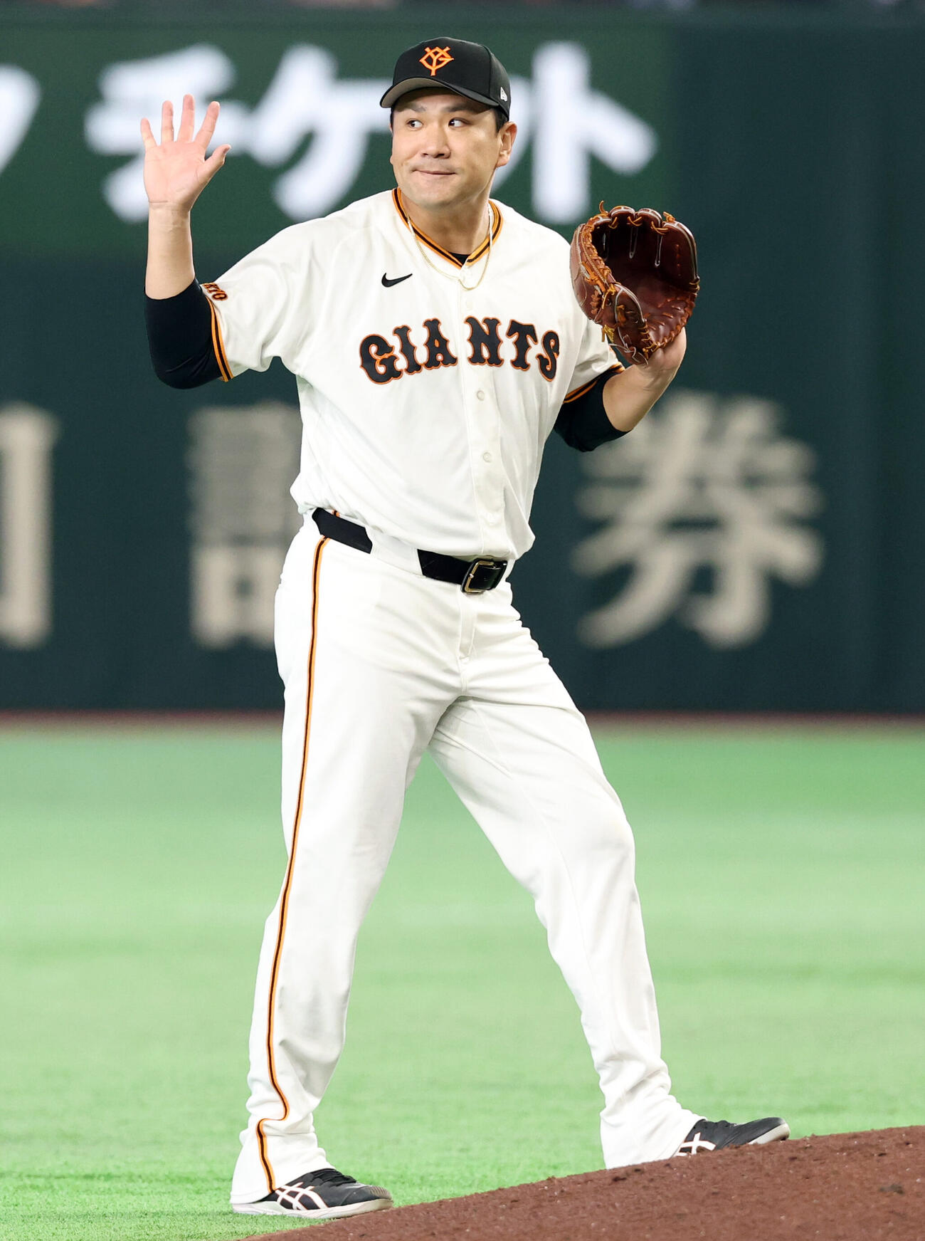 巨人対中日　5回表中日1死、石伊雄太を遊ゴロに仕留め、野手に手を上げる田中将大（撮影・浅見桂子）