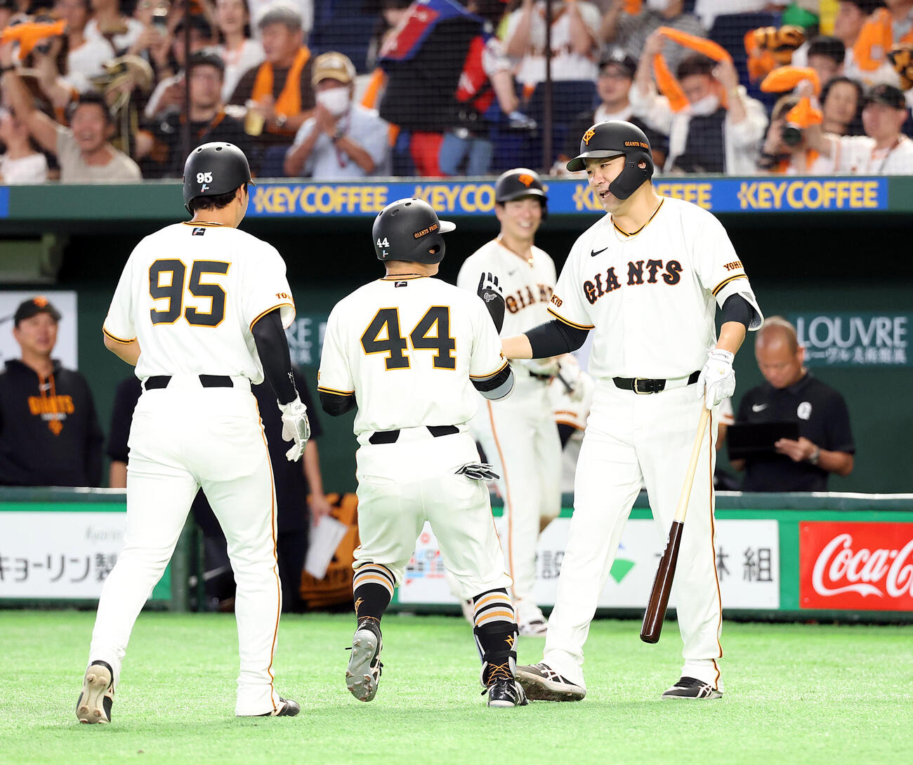 巨人対中日　6回裏巨人無死一塁、佐々木俊輔（中央）が2点本塁打を放ち笑顔で迎える田中将大（右）（撮影・浅見桂子）