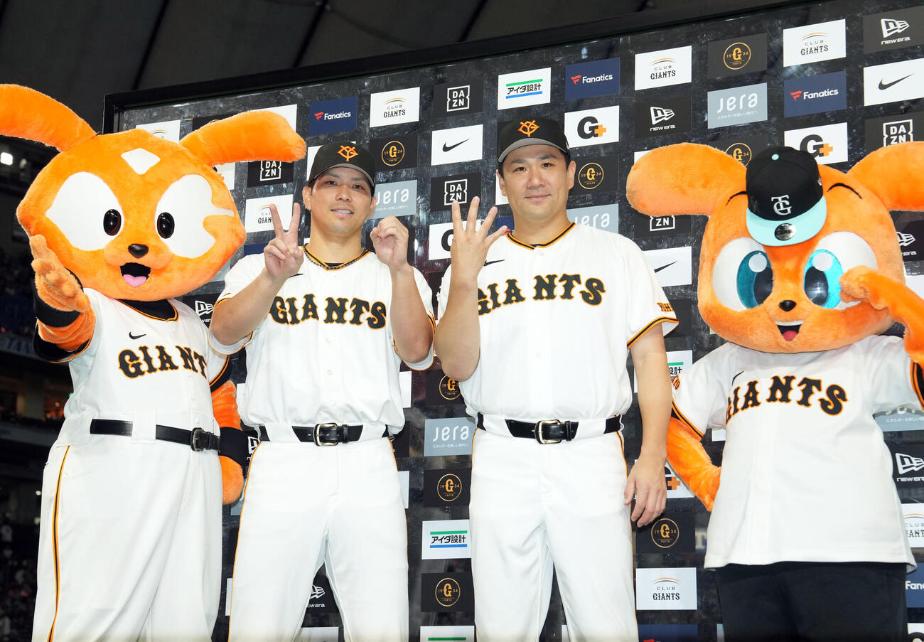 巨人対中日　日米通算204勝目を挙げた巨人田中将大..（右）は捕手の大城卓三とお立ち台で笑顔を見せる（撮影・たえ見朱実）