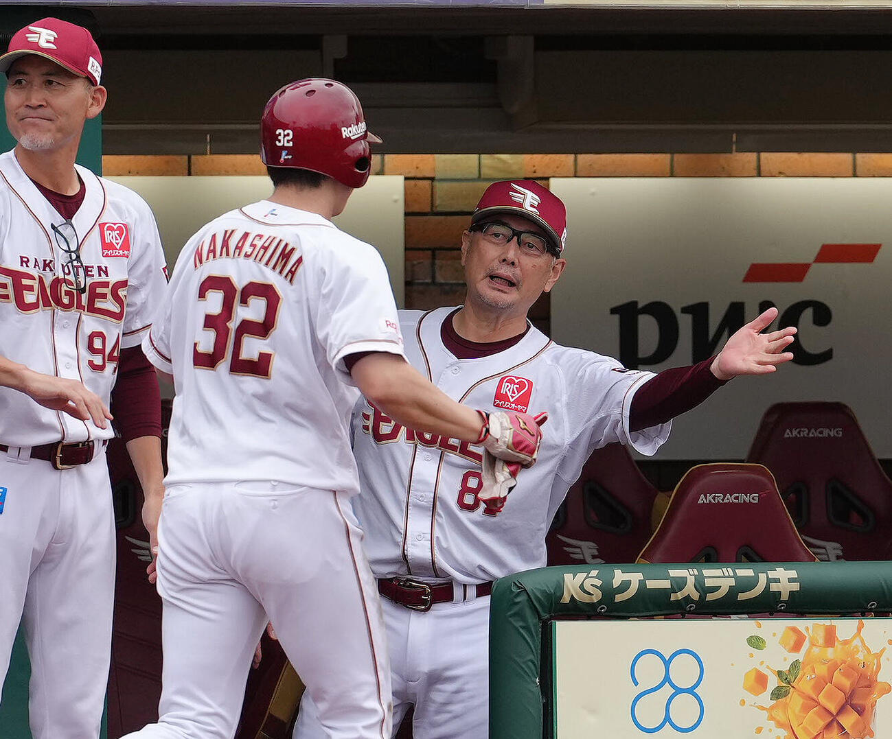 楽天対ソフトバンク　3回裏楽天1死満塁、村林一輝の中犠飛で生還した中島大輔（左）を迎える吉井理人監督（撮影・足立雅史）