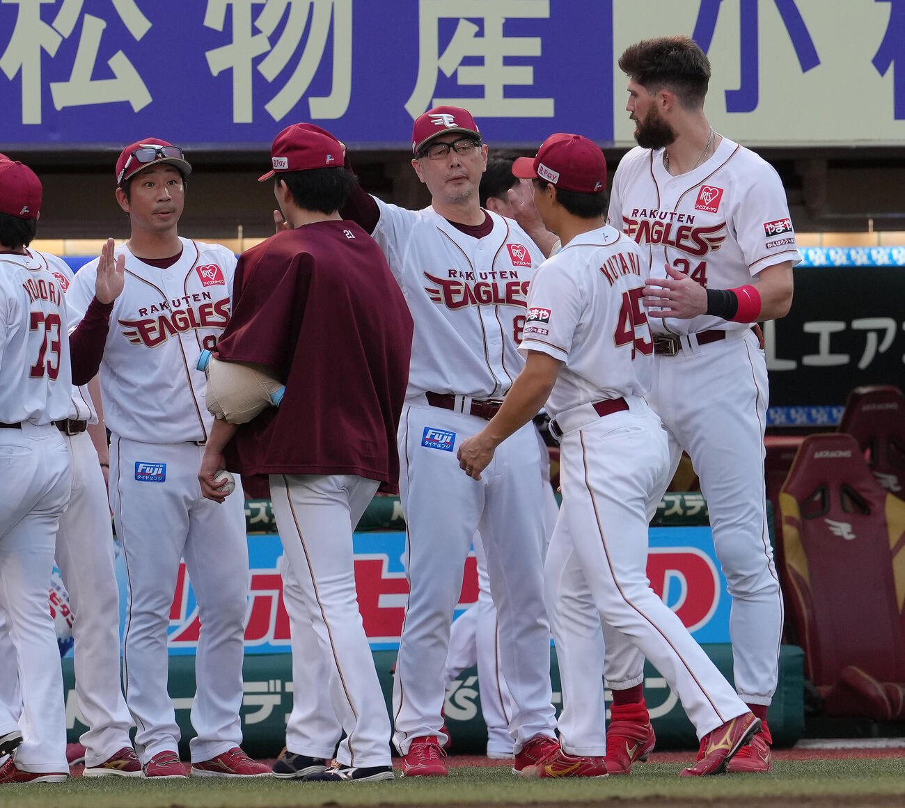 楽天対ソフトバンク　ソフトバンクに勝利した楽天吉井理人監督（中央右）は早川隆久（同左）らをねぎらう（撮影・足立雅史）