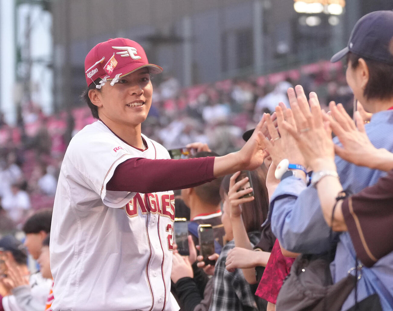 楽天対ソフトバンク　勝利しファンとタッチを交わす楽天早川隆久（撮影・足立雅史）