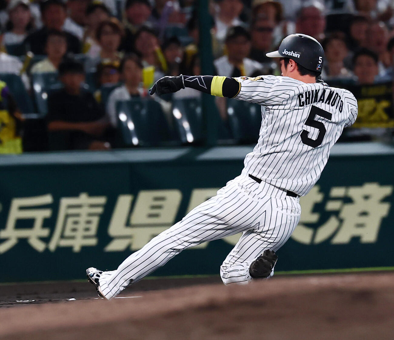 阪神対広島　1回裏阪神無死一、二塁、二走近本光司は森下翔太の右飛で三塁へタッチアップ(撮影・加藤哉）