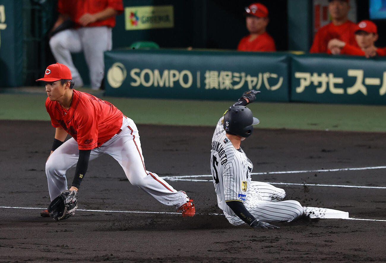 阪神対広島　1回裏阪神無死一、二塁、近本光司は森下翔太の右飛で三塁へ滑り込む（撮影・上田博志）
