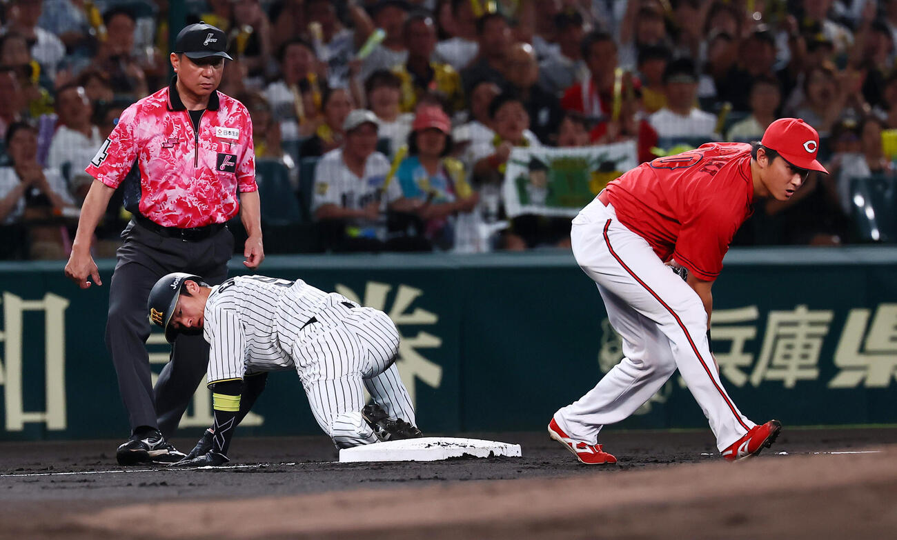 阪神対広島　1回裏阪神無死一、二塁、二走近本光司は森下翔太の右飛で三塁へタッチアップ(撮影・加藤哉）