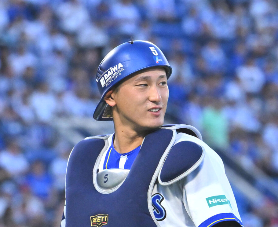 DeNA対広島　　2回表を投げ終えたDeNA先発の平良拳太郎（右）は松尾汐恩と引き揚げる（撮影・滝沢徹郎）　＃2026年8月7日、横浜スタジアム、DeNA対広島