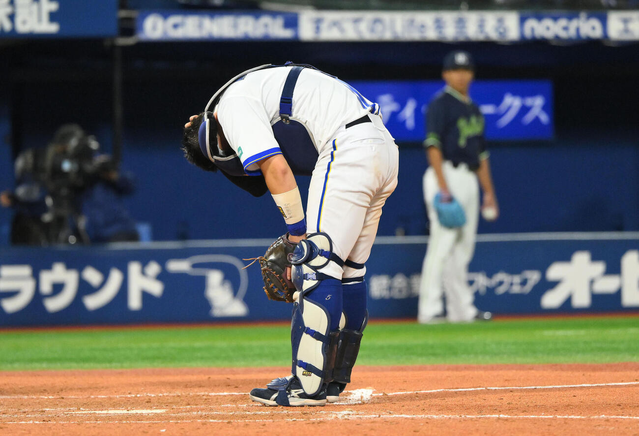 18日ヤクルト戦の8回、サンタナの折れたバットが当たり頭を抑える松尾汐恩