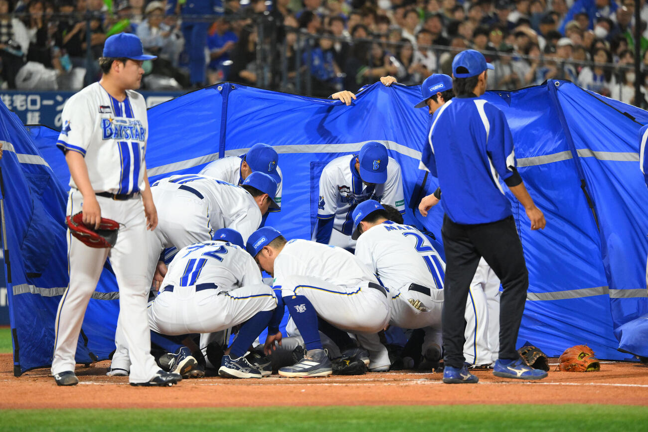 18日ヤクルト戦　折れたバットが当たり治療を受ける松尾汐恩